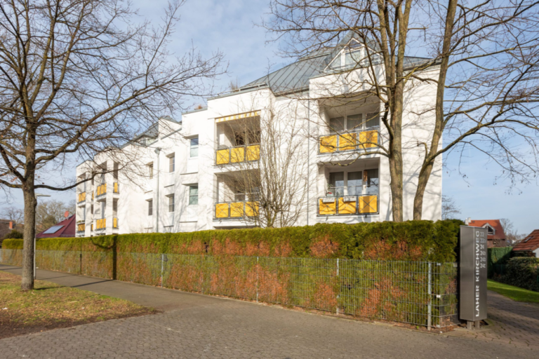 Verkaufte Eigentumswohnung in Hannover-Bothfeld: Wohngebäude mit gelben Balkonen